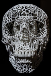 Czaszka-wydrukowana-na-drukarce-3D-przez-artyste-Joshua-Harkera-Pokazana-podczas-wystawy-3D-Print-w-