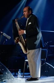 Benny-Golson-sax-podczas-koncertu-na-Warsaw-Summer-Jazz-Days-2019-Stodola-20190707
