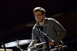 Perkusista-Dawid-Fortuna-podczas-koncertu-Audiofeeling-Trio-w-Studio-Polskiego-Radia-S1-w-Warszawie-