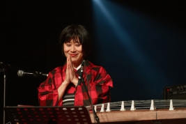 Mieko-Miyazaki-koto-podczas-koncertu-Silent-Witness-na-Jazz-Jamboree-2019-Stodola-20191025