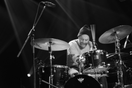 Dave-King-z-grupy-The-Bad-Plus-podczas-koncertu-na-Jazz-Jamboree-2018-Stodola-20181026