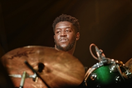 Femi-Koleoso-perkusja-wystep-Ezra-Collective-na-Jazz-Jamboree-2018-Stodola-20181027