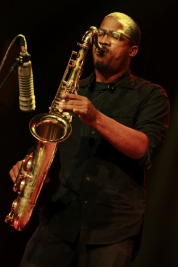 James-Brandon-Lewis-saksofon-podczas-koncertu-Jazmes-Brandon-Lewis-Trio-na-Jazz-Jamboree-2018-Stodol