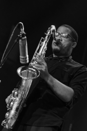 James-Brandon-Lewis-saksofon-podczas-koncertu-Jazmes-Brandon-Lewis-Trio-na-Jazz-Jamboree-2018-Stodol