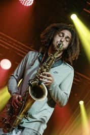 James-Mollison-saksofon-podczas-wystepu-Ezra-Collective-na-Jazz-Jamboree-2018-Stodola-20181027