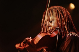 Sandra-Poindexter-violinist-during-the-concert-of-Idris-Ackamoor-Pyramids-at-Jazz-Jamboree-2018-Sot