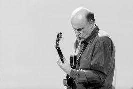 The-guitarist-John-Scofiled-at-Era-Jazzu-concert-in-Warsaw-Congress-Hall-20111006