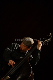 Basista-Masa-Kamaguchi-podczas-koncertu-Samuel-Blaser-Quartet-w-Studio-Polskiego-Radia-S1-w-Warszawi