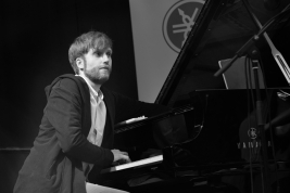 Pianista-Nikola-Kolodziejczyk-podczas-koncertu-Mateusz-Pliniewicz-Quartet-na-Warsaw-Summer-Jazz-Days
