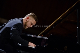 Pianista-Pawel-Kaczmarczyk-podczas-koncertu-Audiofeeling-Trio-w-Studio-Polskiego-Radia-S1-w-Warszawi