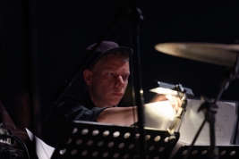 Peter-Brunn-trommer,-klawisze-podczas-wystepu-All-Too-Human-na-Warsaw-Summer-Jazz-Days-2019-Stodola-