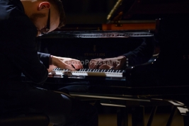 Pianista-Pawel-Kaczmarczyk-podczas-koncertu-Audiofeeling-Trio-w-Studio-Polskiego-Radia-S1-w-Warszawi