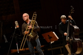 Samuel-Blaser-puzon-i-Masa-Kamaguchi-kontrabas-podczas-koncertu-Samuel-Blaser-Quartet-w-Studio-Polsk
