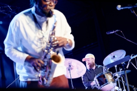 Perkusista-Will-Glaser-podczas-koncertu-Soweto-Kinch-Trio-na-Warsaw-Summer-Jazz-Days-2018-Stodola-20