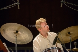 Perkusista-Ted-Poor-podczas-koncertu-Myra-Melford-Snowy-Egret-w-Studio-Koncertowym-Polskiego-Radia-S