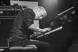 Pianista-Tord-Gustavsen-podczas-koncertu-na-Warsaw-Summer-Jazz-Days-2016-SohoFactory-Warszawa-201607