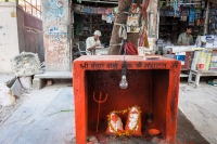 Mala-hinduska-kapliczka-na-ulicy-w-Jaipur-Indie