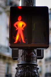Sygnalizacja-swietlna-dla-pieszych-w-Paryzu