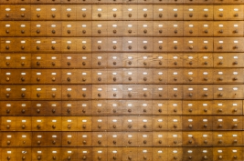 Drewniana-szafka-katalogu-winnicy-Castelano-Eperney-Francja