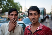 Dwaj-Hindusi-z-papierosami-w-Deli