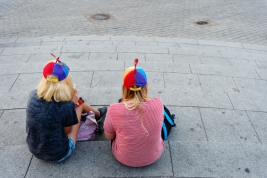 Dziewczyny-w-kolorowych-czapkach-ze-smigielkami-na-Placu-Zamkowym-w-Warszawie