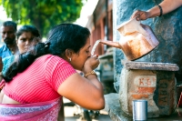 Kobieta-pijaca-wode-na-ulicy-w-Jaipur-Indie