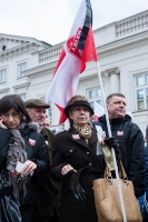 Demonstranci-z-flaga-podczas-rocznicy-katastrofy-Smolenskiej