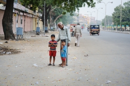 Dziadek-z-wnuczkami-na-ulicy-w-Jaipur-Indie