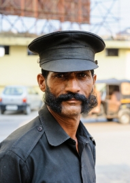 Straznik-z-wasami-w-czarnym-mundurze-Jaipur-Indie
