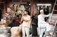 Ludzie-przed-sklepem-metalowym-w-Jaipur-Indie