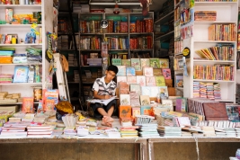 Chlopiec-odrabiajacy-prace-domowa-w-sklepie-papierniczym-Pushkar-Indie
