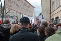 Manifestacja-przed-rezydencja-Prezydenta-Polski-z-okazji-pierwszej-rocznicy-tragedii-Smolenskiej