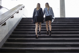 Dziewczyny-na-schodach-dworca-Warszawa-Centralna