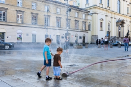 Chlopcy-i-fontanna-z-hydrantu-na-Krakowskim-Przedmiesciu-w-Warszawie