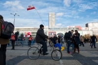 Rowerzysta-z-polska-flaga-na-placu-Defilad-w-Warszawie,-kilka-minut-przed-manifestacja-podczas-dnia-