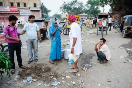 Mleczarka-i-mezczyzni-na-ulicy-w-Jaipur-Indie