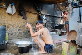 Mezczyzna-bierze-prysznic-na-ulicy-w-Jaipur-Indie