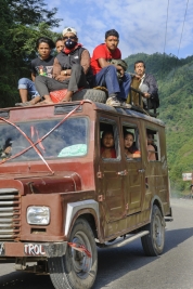 Nepalscy-pasazerowie-na-dachu-samochodu