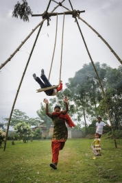 Zabawa-nepalskiej-rodziny-na-hustawce