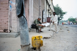 Mezczyzna-czytajacy-gazete-na-ulicy-w-Jaipur-Indie