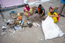 Kobiety-segregujace-smieci-na-ulicy-w-Jaipur-Indie