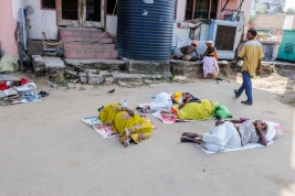 Ludzie-spiacy-na-ziemi-w-Indiach