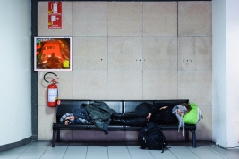 Śpiacy-ludzie-na-lotnisku-w-Bergamo