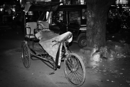 Rykszarz-spiacy-na-rowerze-na-ulicy-Jaipur-w-Indiach