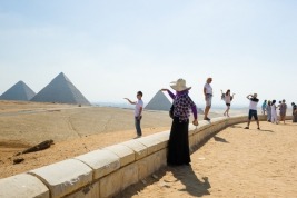 Turysci-pozujacy-przed-piramidami-w-Gizie