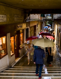 Ludzie-z-parasolami-w-deszczu-w-Wenecji