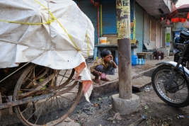 Chlopiec-myjacy-twarz-na-ulicy-w-Varanasi-Inide