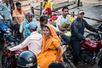 Pasazerka-na-motorze-Waranasi-Indie