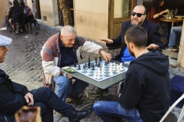 Partia-szachow-przed-restauracja-na-ulicy-w-Rzymie