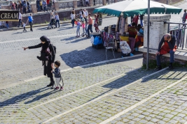 Rodzice-i-dzieci-na-ulicy-w-Rzymie